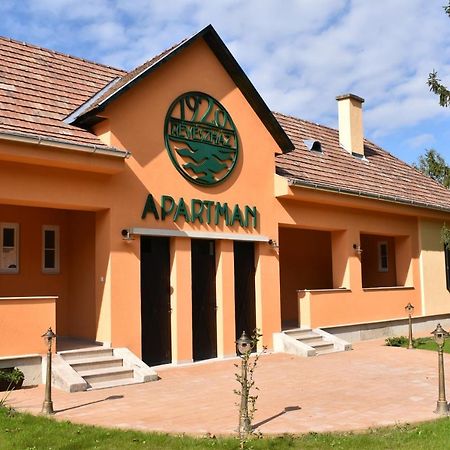 Szazesztendos Reveszhaz Apartman Szigetmonostor Buitenkant foto